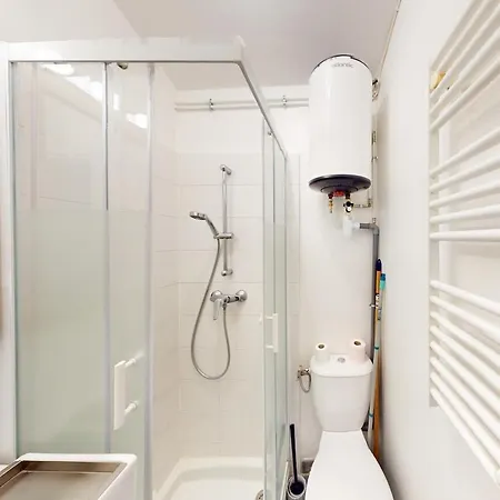 Lovely Near Center *