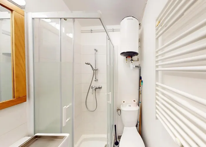 Lovely Near Center *