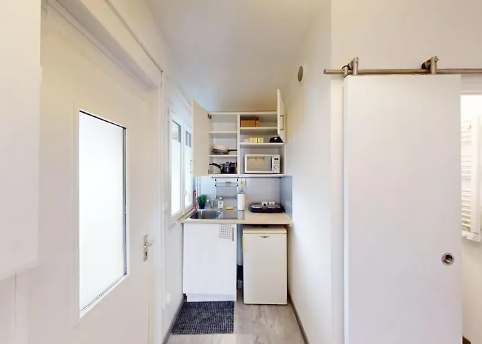 Lovely Near Center 公寓